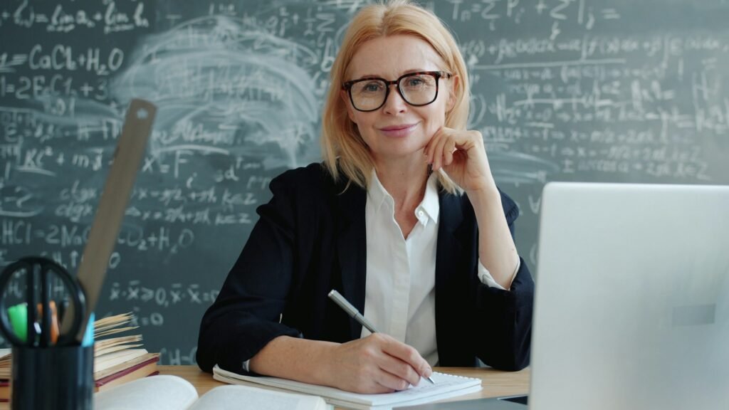 Profesional en aula y equipo informático para explorar futuro del empleo