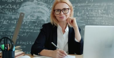 Profesional en aula y equipo informático para explorar futuro del empleo