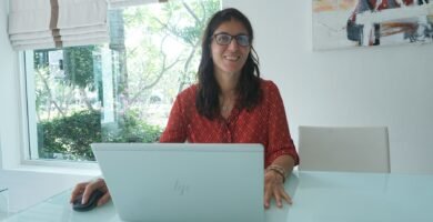 Emprendedora sonriente trabajando con recursos digitales