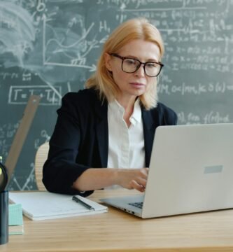 Profesora reflexionando sobre tecnología y educación desde su mesa