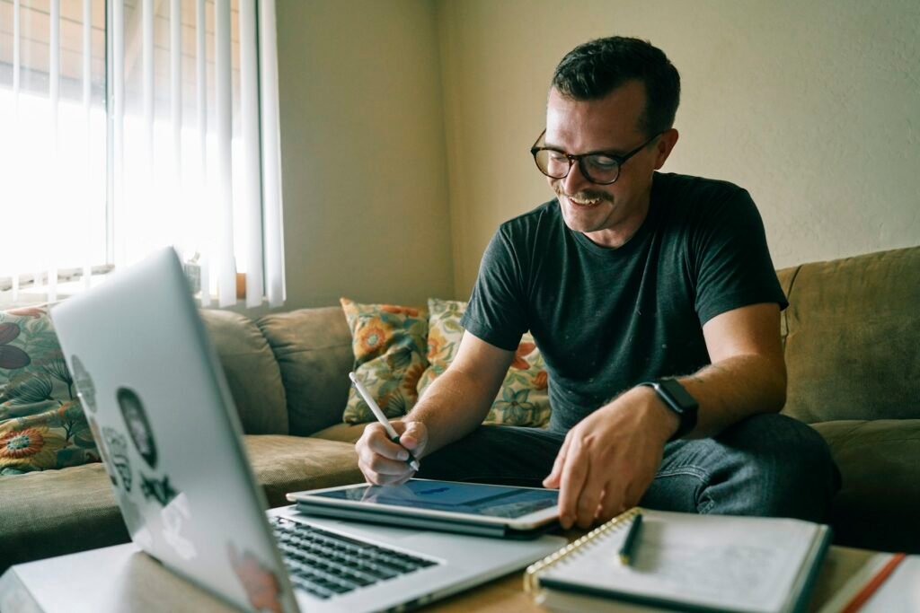 Profesional trabajando en ordenador en proyecto de ventas digitales