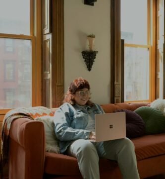 Persona aprendiendo con un ordenador portátil desde casa