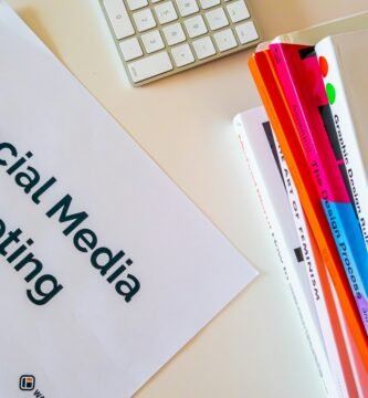 Mesa de trabajo con materiales de marketing digital y redes sociales