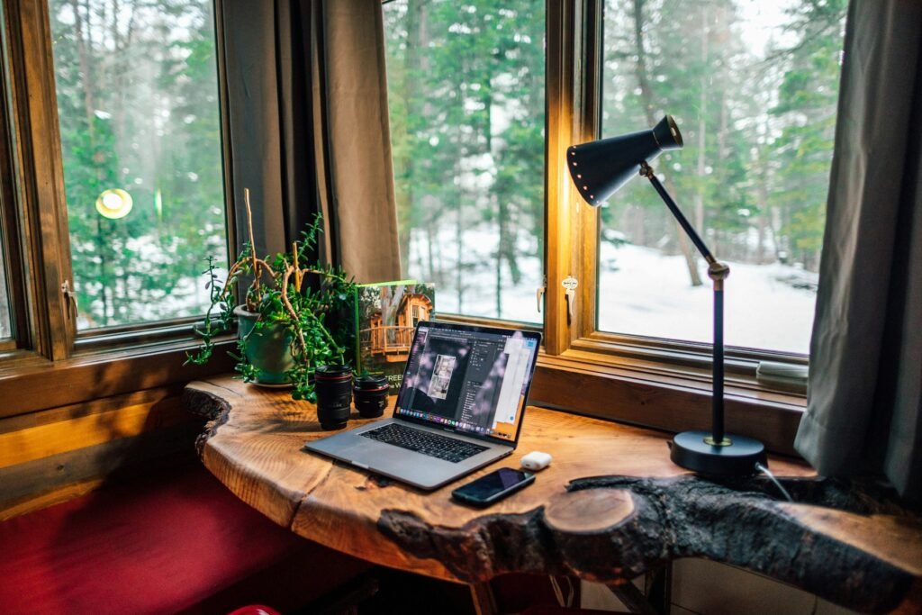 Emprendimiento desde casa con ordenador y espacio de trabajo