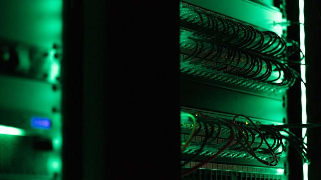 Equipos de servidores en un entorno de ciberseguridad y análisis con inteligencia artificial