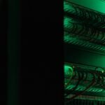 Equipos de servidores en un entorno de ciberseguridad y análisis con inteligencia artificial