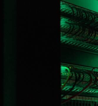 Equipos de servidores en un entorno de ciberseguridad y análisis con inteligencia artificial
