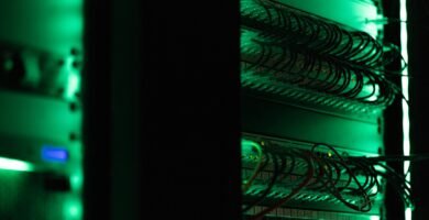 Equipos de servidores en un entorno de ciberseguridad y análisis con inteligencia artificial