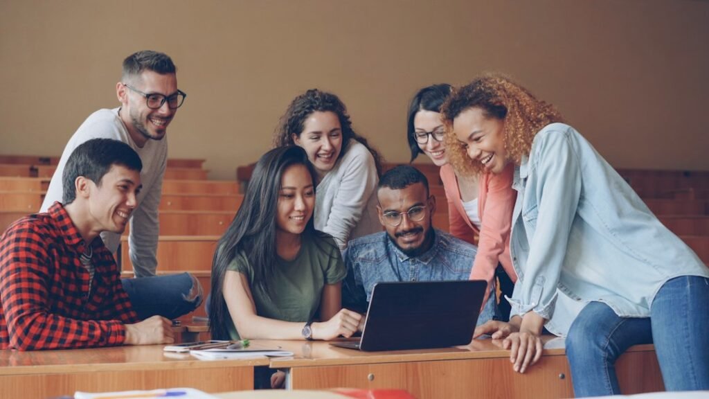 Adultos estudiando tecnología en un aula universitaria para reciclarse profesionalmente ante el avance de la inteligencia artificial