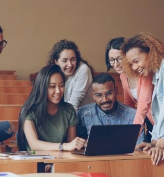 Adultos estudiando tecnología en un aula universitaria para reciclarse profesionalmente ante el avance de la inteligencia artificial