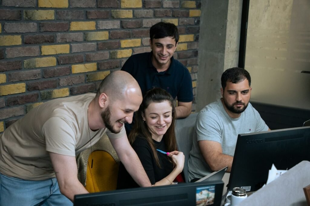 Equipo de desarrollo revisando código y trazabilidad de commits en un portátil