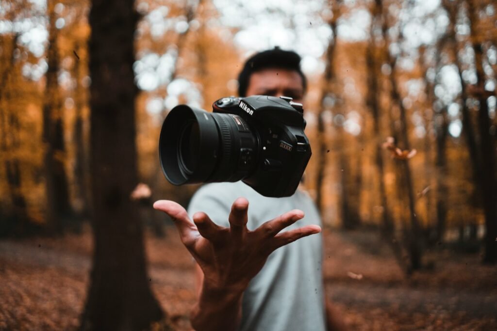 Cámara fotográfica que ilustra cómo comprobar credenciales de contenido C2PA y la procedencia de imágenes digitales