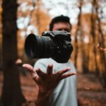 Cámara fotográfica que ilustra cómo comprobar credenciales de contenido C2PA y la procedencia de imágenes digitales