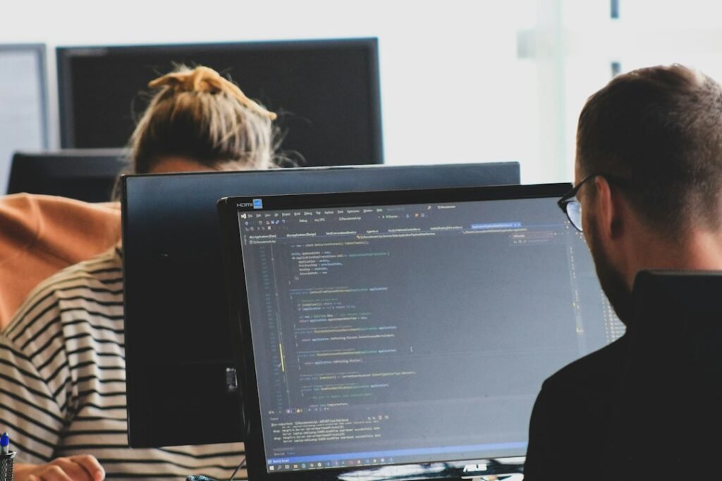 Dos desarrolladores comparan tareas y costes de Claude Haiku 5.5 en un entorno de programación