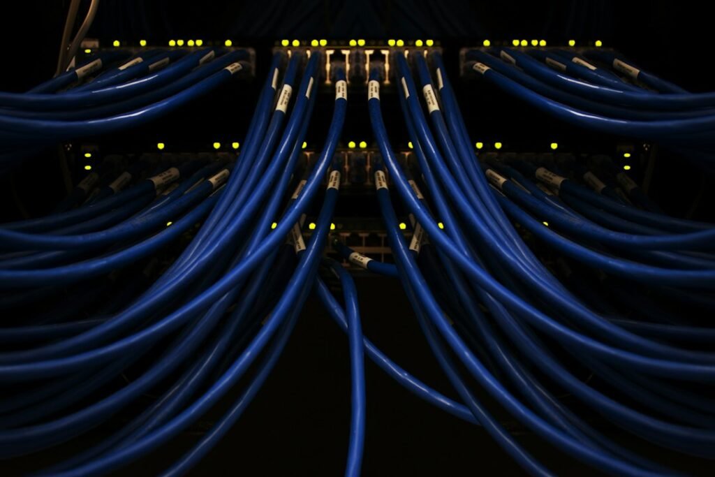 Cables de red conectados a un equipo de comunicaciones, imagen ilustrativa de conexiones de herramientas por el protocolo MCP