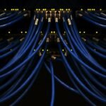 Cables de red conectados a un equipo de comunicaciones, imagen ilustrativa de conexiones de herramientas por el protocolo MCP
