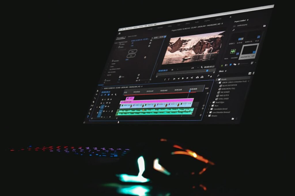 Monitor con línea de tiempo de edición de vídeo en un espacio de trabajo creativo