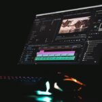 Monitor con línea de tiempo de edición de vídeo en un espacio de trabajo creativo