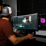 Creador de contenido trabajando en la edición de vídeos para Reels, Shorts y anuncios