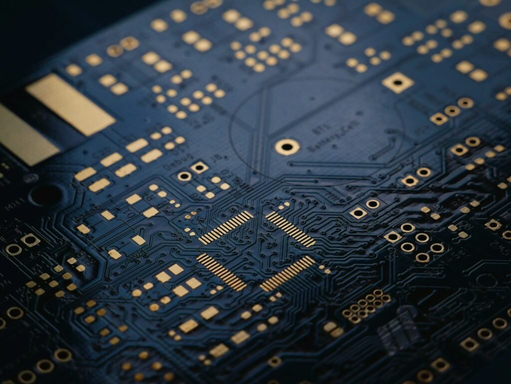 Placa electrónica con pistas doradas, imagen ilustrativa del diseño de circuitos; no es un procesador cuántico del estudio