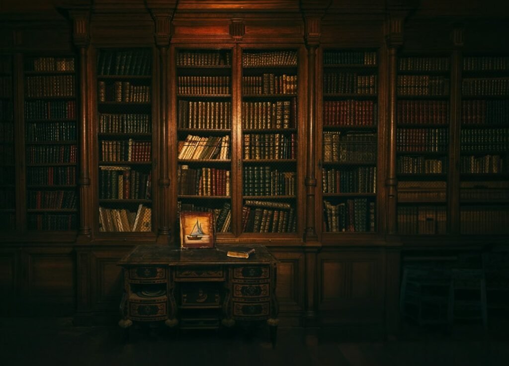 Estanterías de una biblioteca con numerosos libros, representación visual de una base documental consultada por inteligencia artificial