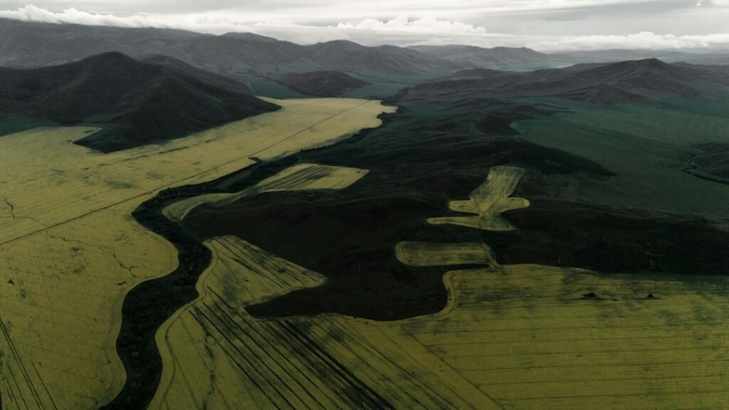 Vista aérea de un río sinuoso entre campos verdes, imagen ilustrativa del análisis geoespacial de Earth AI; no es una salida del agente