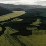 Vista aérea de un río sinuoso entre campos verdes, imagen ilustrativa del análisis geoespacial de Earth AI; no es una salida del agente