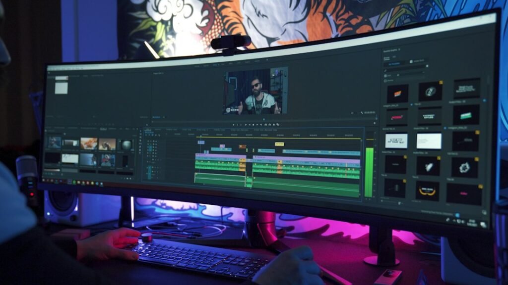Pantalla de edición de vídeo en un ordenador para crear y optimizar contenido de YouTube