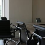 Sillas vacías en una oficina, imagen ilustrativa de la contratación y los puestos júnior; no corresponde a instalaciones de Anthropic