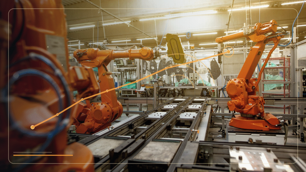 Composición editorial exclusiva de un brazo robótico industrial con trayectoria de movimientos ilustrativa en color ámbar, para explicar cómo entrenan los robots con inteligencia artificial. Foto original de Simon Kadula, Unsplash.