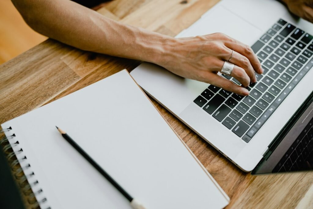 Persona creando un ebook con un portátil: escritura y publicación digital con inteligencia artificial