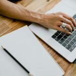 Persona creando un ebook con un portátil: escritura y publicación digital con inteligencia artificial