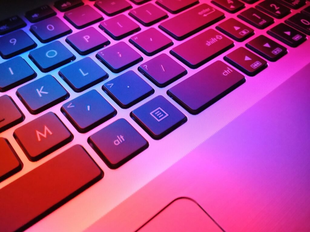 Primer plano de un teclado iluminado en rojo y azul, imagen ilustrativa de la informática local; no muestra un portátil RTX Spark