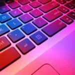 Primer plano de un teclado iluminado en rojo y azul, imagen ilustrativa de la informática local; no muestra un portátil RTX Spark