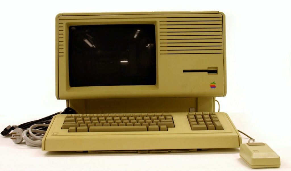 Ordenador clásico de los años ochenta como referencia visual a las historias de inteligencia artificial de 1993