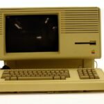 Ordenador clásico de los años ochenta como referencia visual a las historias de inteligencia artificial de 1993