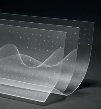 Concepto visual de una marca de agua invisible aplicada a textos generados por IA