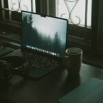 Ordenador portátil sobre escritorio junto a una ventana para ilustrar la ejecución local de modelos de inteligencia artificial y privacidad