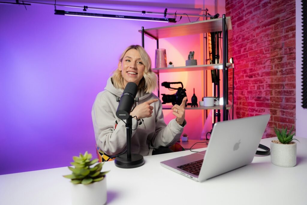Profesional creando contenido audiovisual en un estudio de grabación, imagen ilustrativa del análisis de Desconf-IA