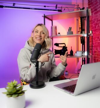 Profesional creando contenido audiovisual en un estudio de grabación, imagen ilustrativa del análisis de Desconf-IA