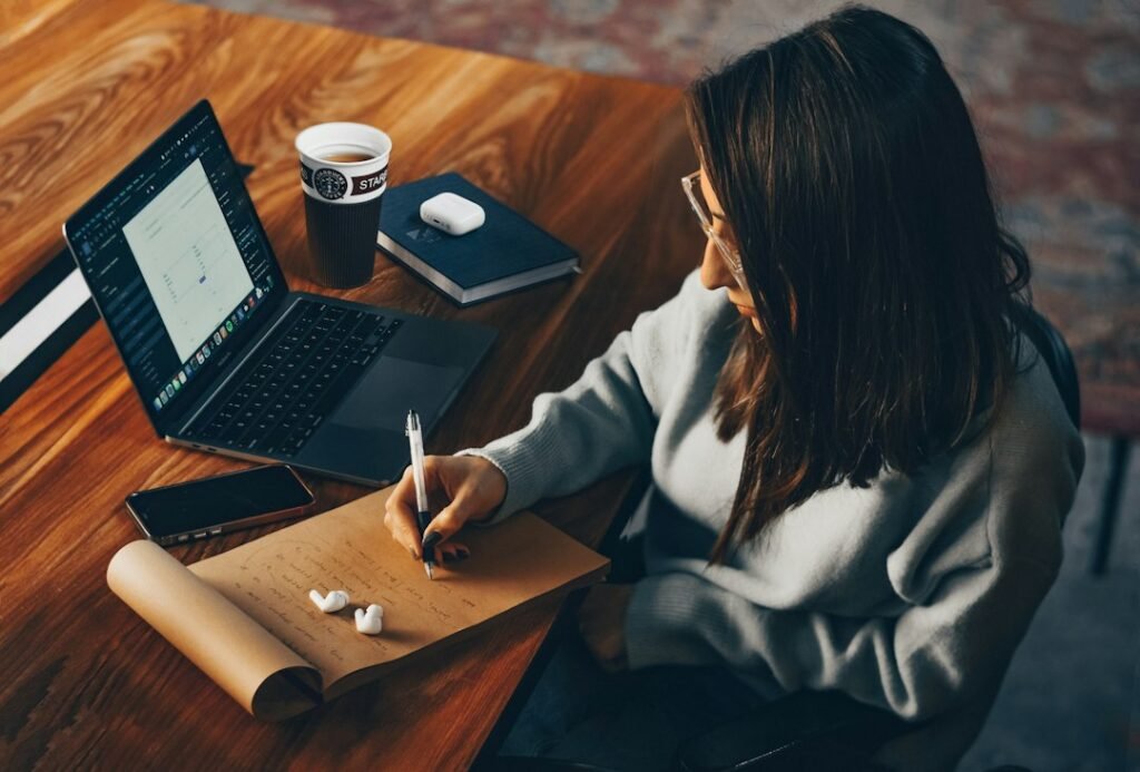 Profesional planificando contenidos y proyectos creativos con una libreta en un espacio de trabajo, portada del análisis Sofía IA — ABE IA