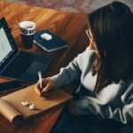 Profesional planificando contenidos y proyectos creativos con una libreta en un espacio de trabajo, portada del análisis Sofía IA — ABE IA