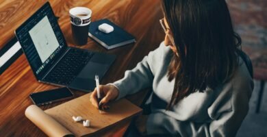 Profesional planificando contenidos y proyectos creativos con una libreta en un espacio de trabajo, portada del análisis Sofía IA — ABE IA