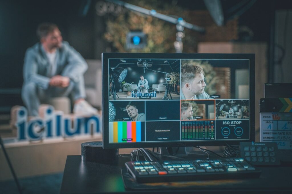 Regía audiovisual con monitor multivista y consola de realización, imagen ilustrativa de búsqueda y revisión editorial; no muestra instalaciones de la EBU ni de UFA