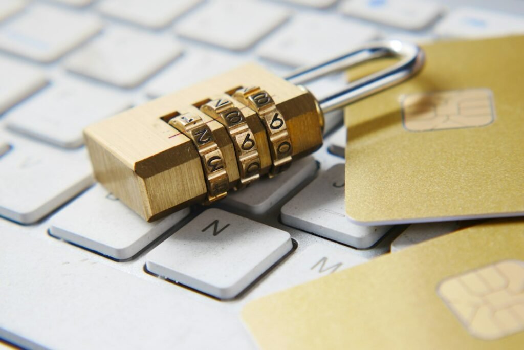 Candado sobre un teclado como símbolo del control de permisos y defensa frente a instrucciones maliciosas en agentes de inteligencia artificial