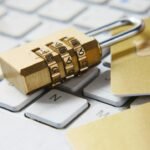 Candado sobre un teclado como símbolo del control de permisos y defensa frente a instrucciones maliciosas en agentes de inteligencia artificial
