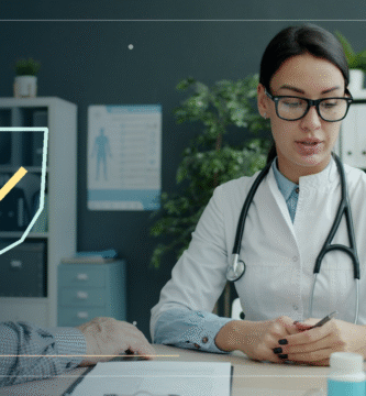 Composición editorial exclusiva de FormateconIA: escena de atención sanitaria con un escudo y marca de verificación que simboliza la supervisión humana de la inteligencia artificial clínica. Fotografía base de Vitaly Gariev (Unsplash).
