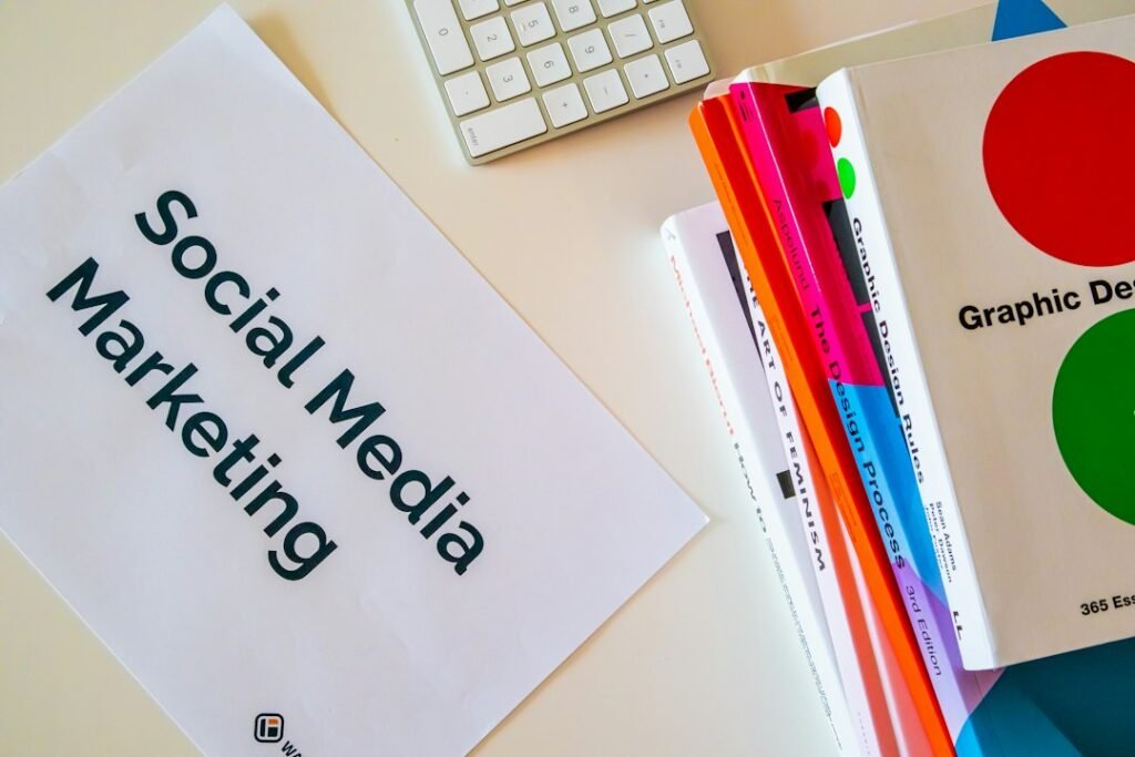 Mesa de trabajo con material de estrategia de marketing en redes sociales, fotografía editorial para análisis de una diplomatura con inteligencia artificial
