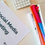 Mesa de trabajo con material de estrategia de marketing en redes sociales, fotografía editorial para análisis de una diplomatura con inteligencia artificial