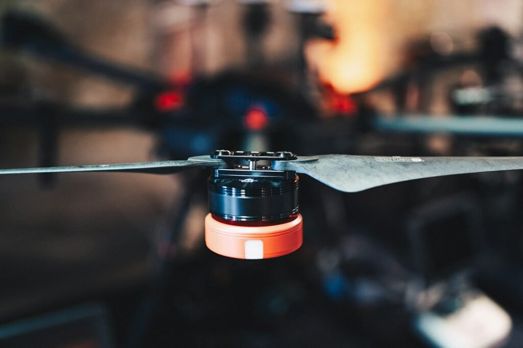 Imagen ilustrativa de un dron con hélices, tecnología de propulsión eléctrica relacionada con las tablas voladoras experimentales